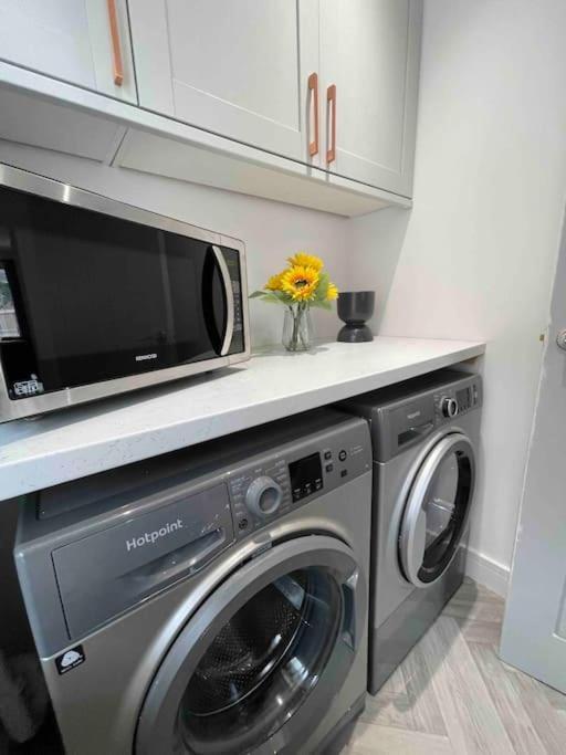 Perfect For Contractors With On Site Parking Villa Brierley Hill Buitenkant foto