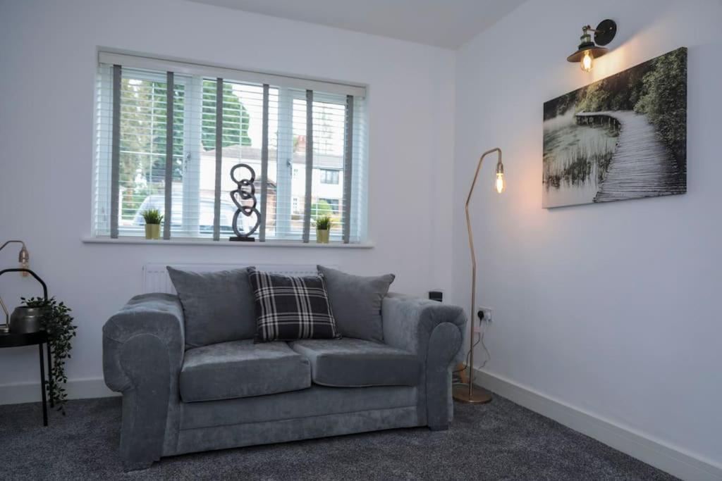 Perfect For Contractors With On Site Parking Villa Brierley Hill Buitenkant foto